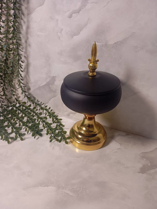 تصویر از شکلات مشکی بزرگ نگین