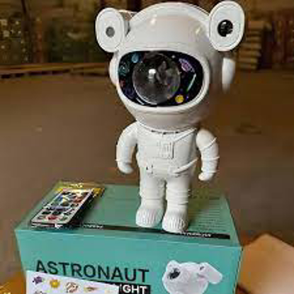 تصویر از چراغ خواب فضانورد ایستاده